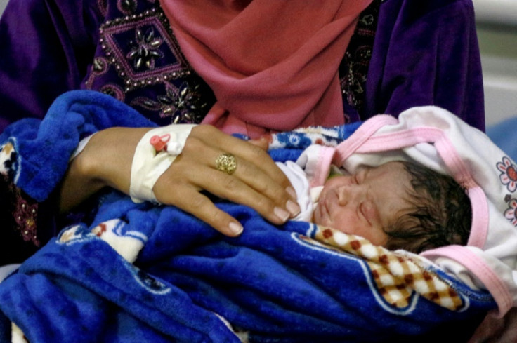 Una madre y su bebé recién nacido en la clínica de salud sexual y reproductiva (SSR) apoyada por UNFPA en el campamento de Zaatari para refugiados sirios