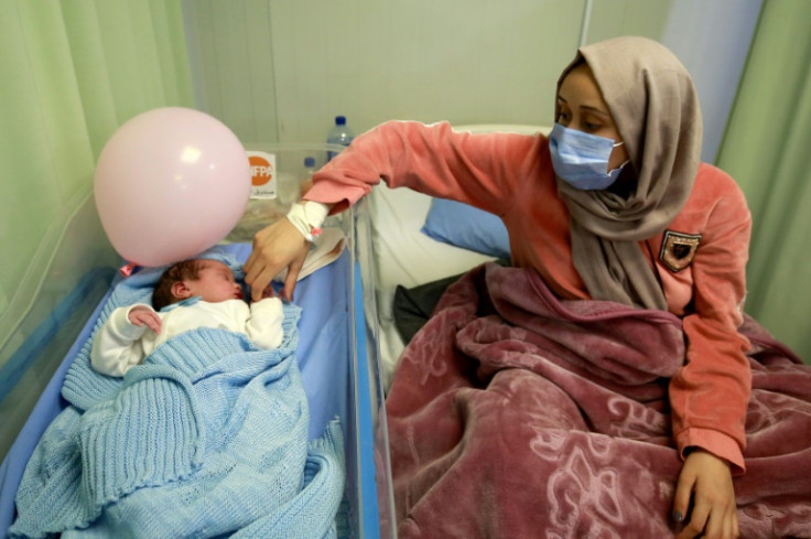 La refugiada siria Nagham Shagran, de 20 años, cuida a su bebé recién nacido Zaid. Al menos 168.500 bebés sirios han nacido en Jordania desde 2014, según la ONU