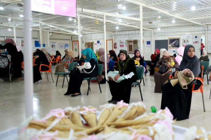 Mujeres sirias esperan una consulta en una clínica en el campo de Zaatari: la sala de maternidad, el centro de salud más grande del campo con 60 empleados, tiene 10 camas.