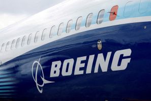 El logotipo de Boeing se ve en el costado de un Boeing 737 MAX en el Salón Aeronáutico Internacional de Farnborough