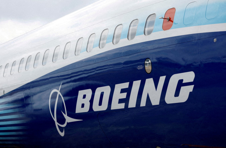 El logotipo de Boeing se ve en el costado de un Boeing 737 MAX en el Salón Aeronáutico Internacional de Farnborough