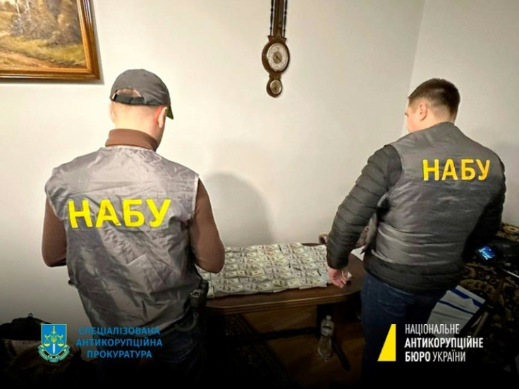 Una fotografía de la Oficina Nacional Anticorrupción de Ucrania muestra a los miembros del personal de NABU junto al dinero incautado