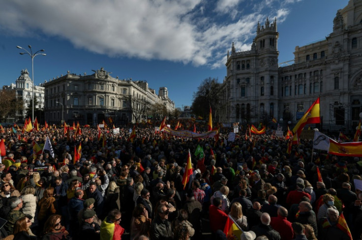 Manifestantes antigubernamentales abarrotan la plaza de Cibeles en Madrid