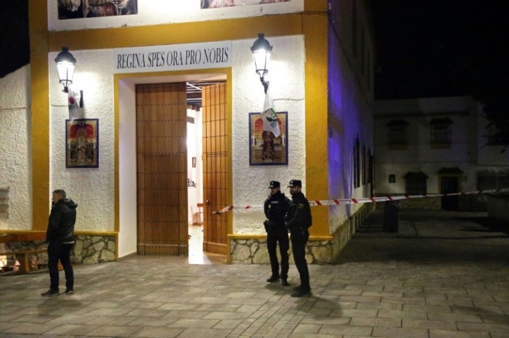 El sospechoso ingresó a la primera iglesia poco después de las 7:00 p. m., hirió al sacerdote y luego se trasladó a otra iglesia cercana donde mató al sacristán.