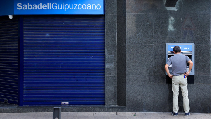 Un hombre utiliza un cajero automático en una sucursal del banco Sabadell en la localidad vasca de Guernica.