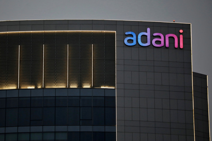 El logo del Grupo Adani se ve en la fachada de uno de sus edificios en las afueras de Ahmedabad
