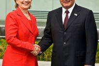 Genaro García Luna con la entonces secretaria de Estado de los Estados Unidos, Hillary Clinton, en la Ciudad de México en marzo de 2009