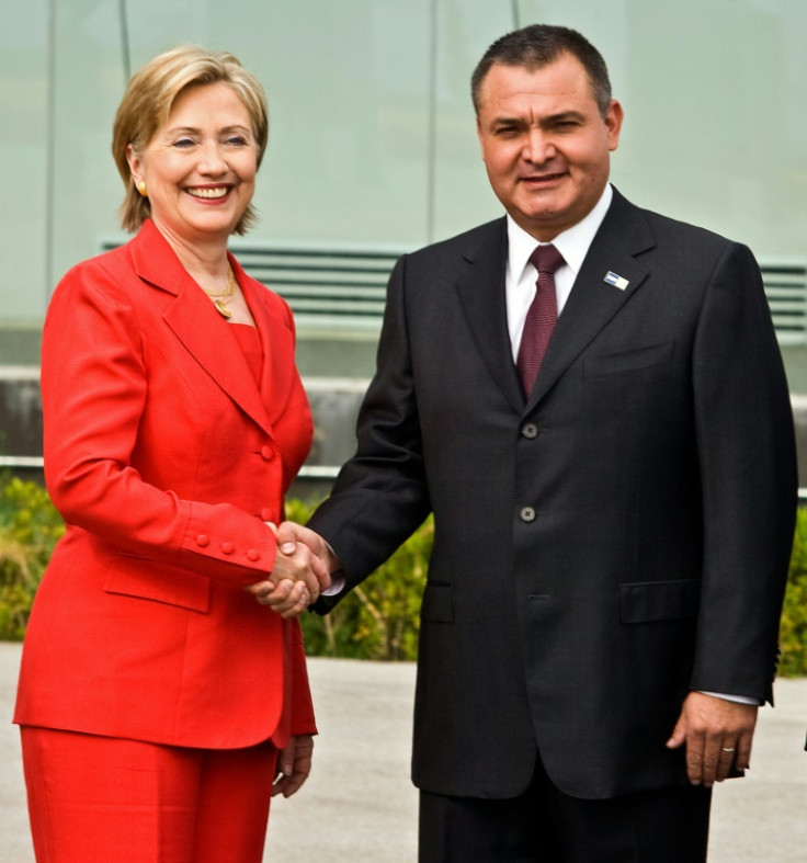 Genaro García Luna con la entonces secretaria de Estado de los Estados Unidos, Hillary Clinton, en la Ciudad de México en marzo de 2009