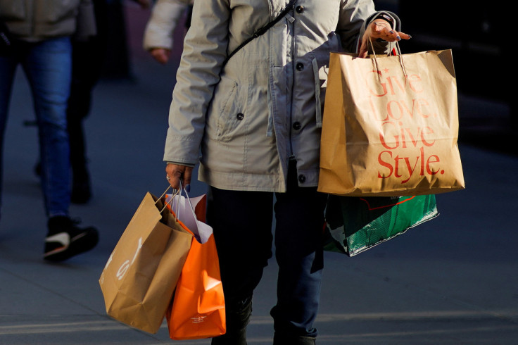 Una mujer lleva bolsas de compras durante la temporada navideña en Nueva York