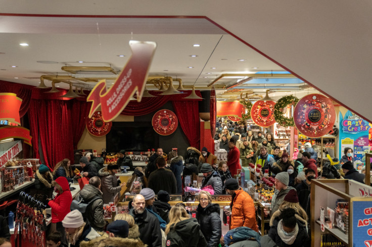 La gente compra en Nochebuena en Manhattan