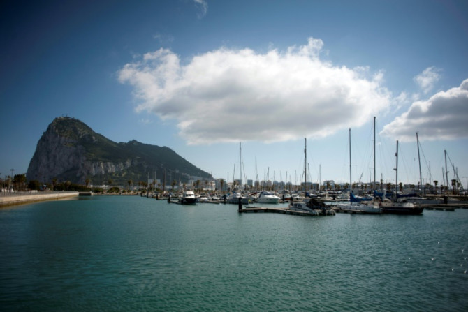 El incidente ocurrió cuando un pequeño buque aduanero español perdió potencia mientras perseguía a presuntos contrabandistas de tabaco frente a Gibraltar.