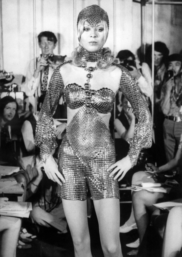 Su avance se produjo con el espectáculo &#39;unwearables&#39; de 1966, cuando sus modelos bailaron descalzas por la pasarela con vestidos hechos de lentejuelas y unidos por anillos metálicos.