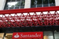 El logo del Banco Santander se ve en Río de Janeiro