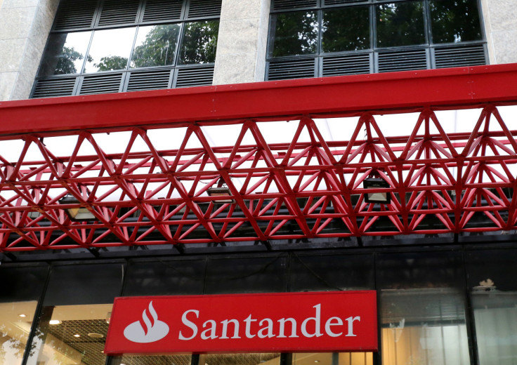 El logo del Banco Santander se ve en Río de Janeiro