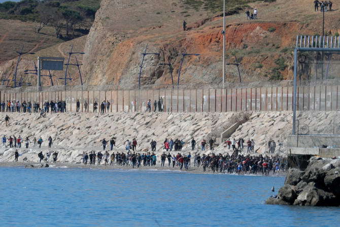 Miles de migrantes cruzan la frontera hispano-marroquí