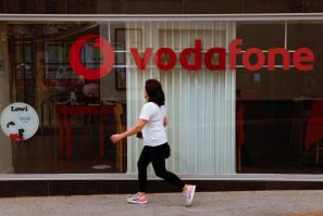 Una mujer pasa frente a una tienda de Vodafone en Ronda.