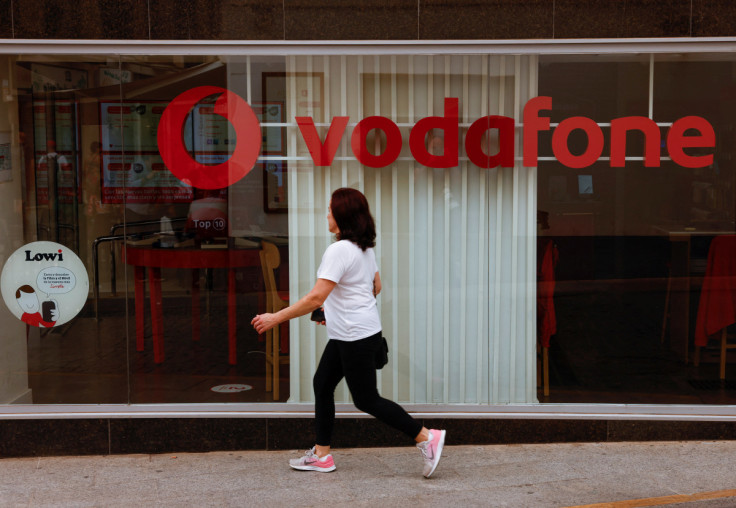 Una mujer pasa frente a una tienda de Vodafone en Ronda.