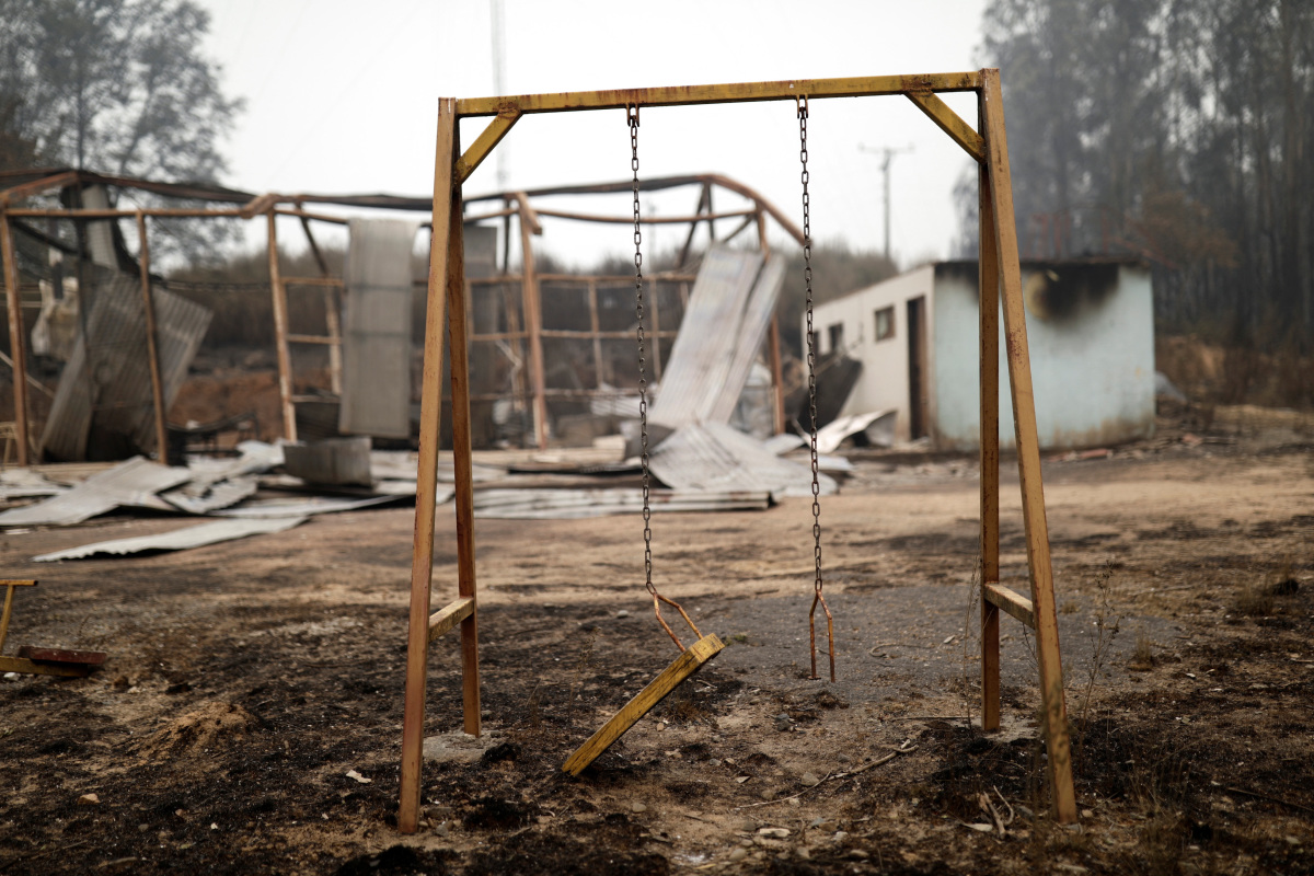Un incendio forestal arde en Chile