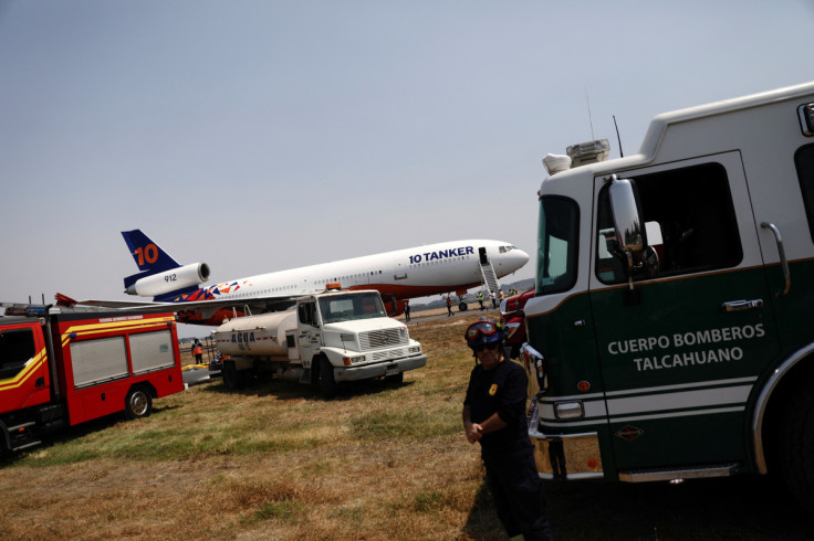 Un DC-10 Ten Tanker, un avión de extinción de incendios, se ve en el aeropuerto de Concepción