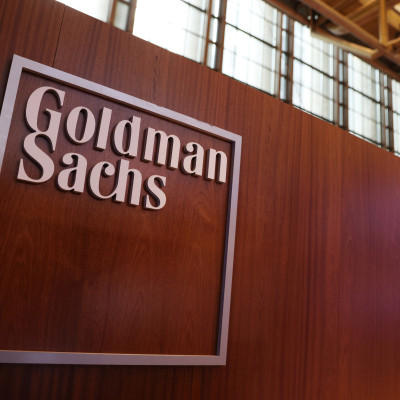 El logotipo de Goldman Sachs se ve en el parqué de la Bolsa de Valores de Nueva York (NYSE) en la ciudad de Nueva York.