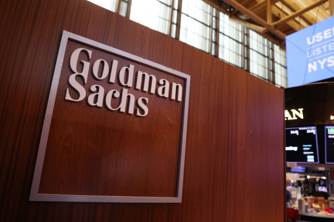 El logotipo de Goldman Sachs se ve en el parqué de la Bolsa de Valores de Nueva York (NYSE) en la ciudad de Nueva York.