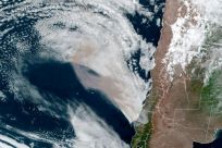 Esta imagen satelital de la Administración Nacional Oceánica y Atmosférica de EE. UU. / Rama de Meteorología Regional y de Mesoescala muestra humo (C) que se eleva desde los incendios en el sur de Chile el 4 de febrero de 2023