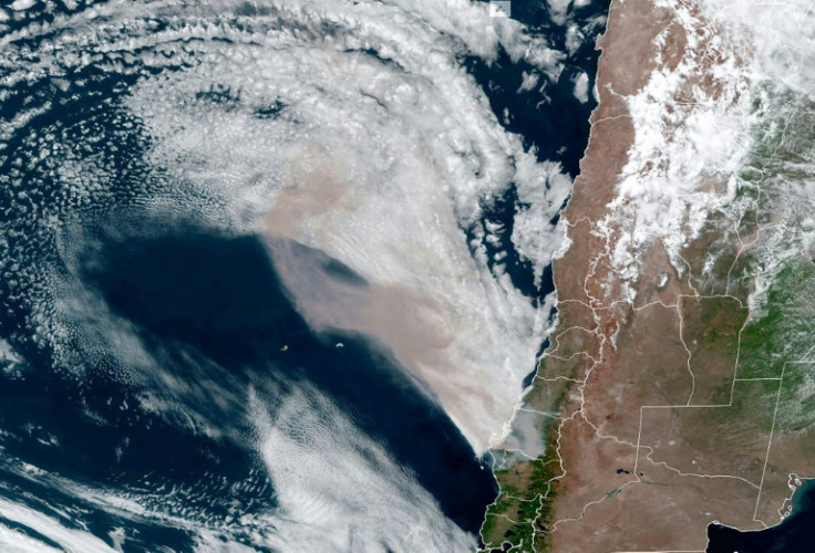 Esta imagen satelital de la Administración Nacional Oceánica y Atmosférica de EE. UU. / Rama de Meteorología Regional y de Mesoescala muestra humo (C) que se eleva desde los incendios en el sur de Chile el 4 de febrero de 2023