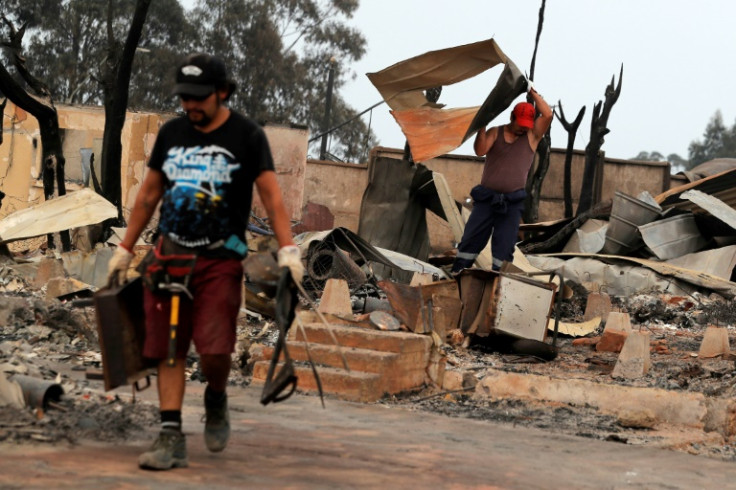 Un hombre retira los escombros de una casa en Tomé, en el sur de Chile, el 4 de febrero de 2023 después de que decenas de incendios arrasaran la zona.