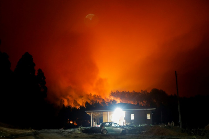 Furiosos incendios forestales iluminan los cielos nocturnos de Santa Juana, Chile, el 3 de febrero de 2023; es una de las ciudades más golpeadas por una serie de incendios en medio de temperaturas abrasadoras