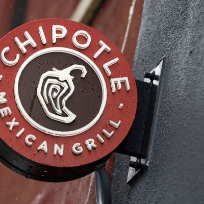 El logotipo de Chipotle se ve en uno de sus restaurantes en Manhattan, Nueva York, EE. UU., 7 de febrero de 2022.