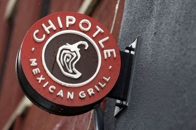El logotipo de Chipotle se ve en uno de sus restaurantes en Manhattan, Nueva York, EE. UU., 7 de febrero de 2022.