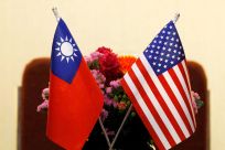 Las banderas de Taiwán y EE. UU. se colocan para una reunión en Taipei