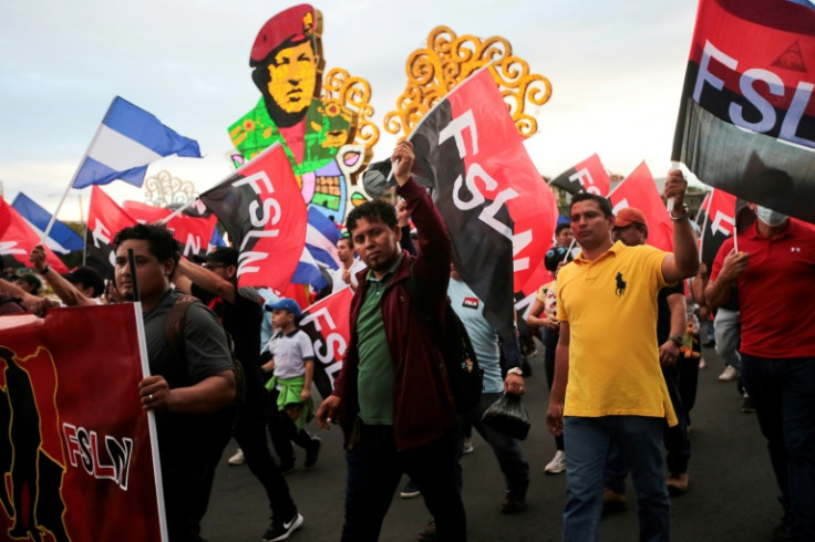 Partidarios del presidente nicaragüense Daniel Ortega marchan en Managua el 11 de febrero de 2023 luego de que su gobierno liberara y expulsara a más de 200 disidentes