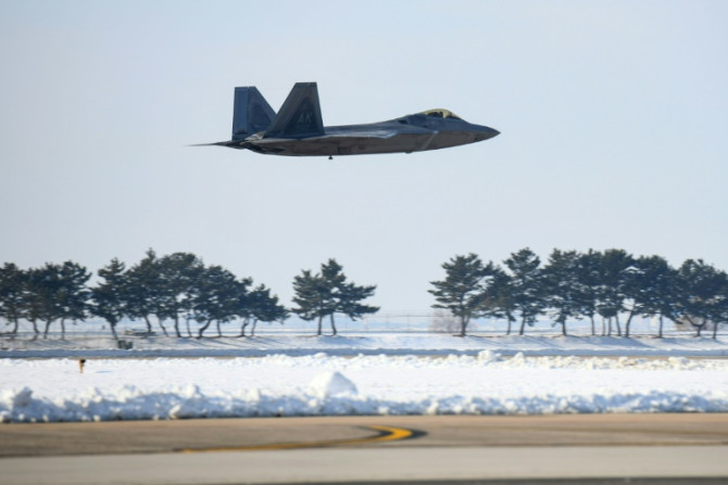 Una foto tomada en diciembre de 2022 y proporcionada por el Ministerio de Defensa de Corea del Sur muestra un avión de combate F-22 de la Fuerza Aérea de EE. UU. durante un ejercicio conjunto.
