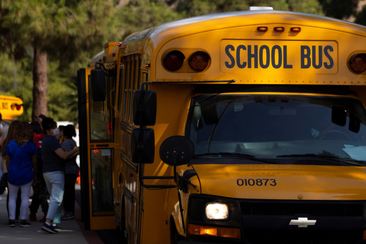 Los equipos móviles de vacunación comienzan a visitar las escuelas de Los Ángeles para vacunar a los estudiantes de secundaria y preparatoria