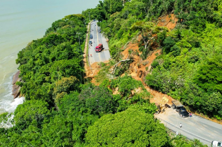 Una imagen proporcionada por la Defensa Civil de Ubatuba muestra la carretera SP-55 bloqueada por deslizamientos de tierra provocados por fuertes lluvias en el municipio de Ubatuba, en la costa norte del estado brasileño de Sao Paulo, el 19 de febrero de 