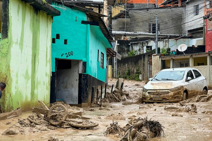 Una calle inundada por fuertes lluvias en el municipio de Sao Sebastiao, en la costa norte del estado de Sao Paulo en Brasil, el 19 de febrero de 2023.