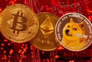 Las representaciones de las criptomonedas Bitcoin, Ethereum y DogeCoin se colocan en la placa base de la PC en esta ilustración tomada