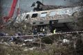 Los buscadores de emergencia trabajan en Grecia después de un accidente de tren mortal