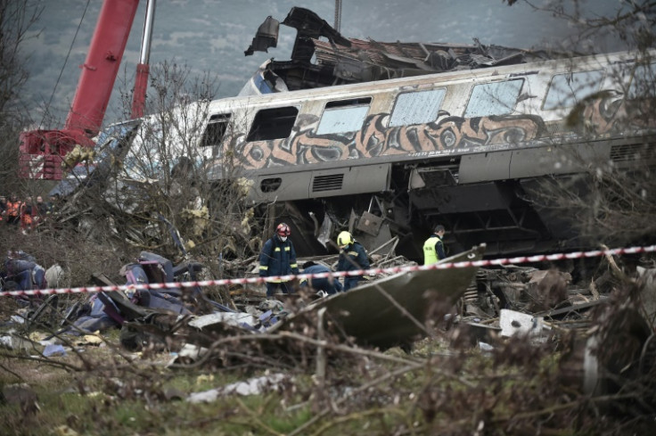 Los buscadores de emergencia trabajan en Grecia después de un accidente de tren mortal