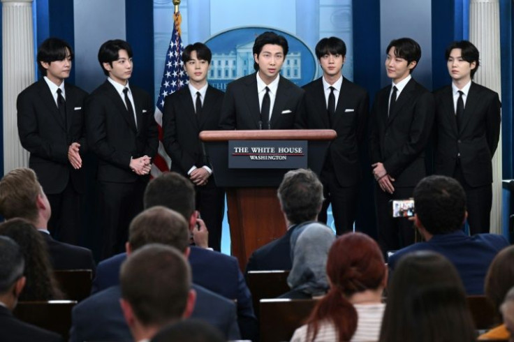 La banda coreana BTS aparece en la conferencia de prensa diaria en Brady Press Briefing de la Casa Blanca en Washington, DC, 31 de mayo de 2022