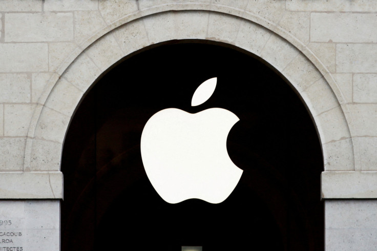 El logotipo de Apple se ve en la tienda de Apple en The Marche Saint Germain en París