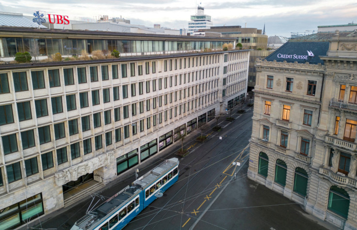 Los edificios de los bancos suizos UBS y Credit Suisse se ven en Paradeplatz en Zurich