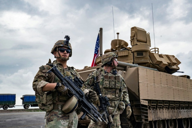 Unas 900 tropas estadounidenses permanecen desplegadas en Siria como parte de una coalición liderada por Estados Unidos que lucha contra los restos del grupo Estado Islámico.