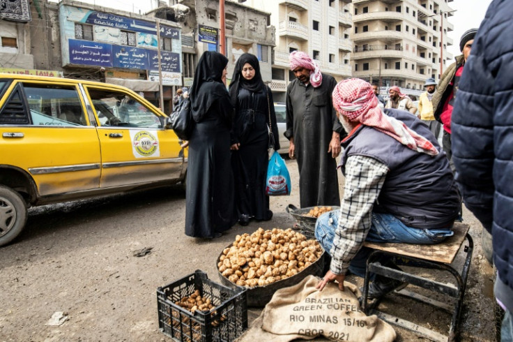 Un comerciante vende trufas del desierto en un mercado en el norte de Siria controlado por los rebeldes, una región donde los recolectores han sido atacados por el Estado Islámico.