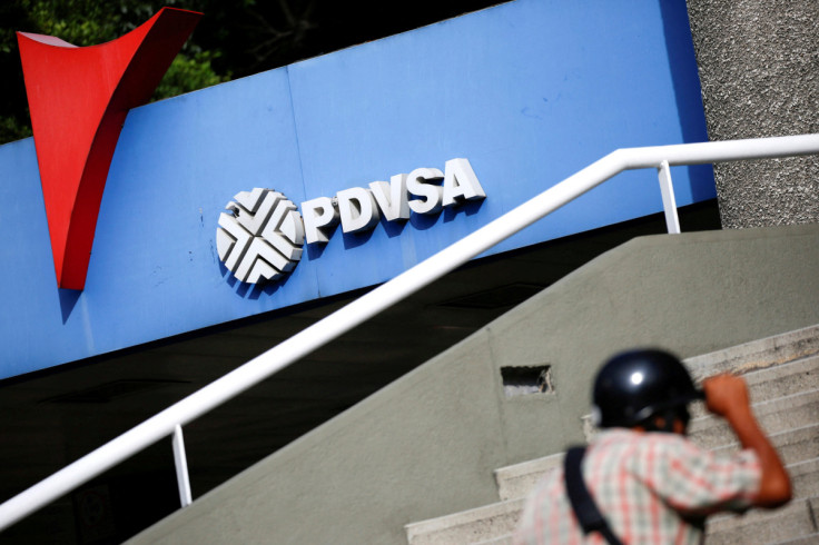 Un hombre pasa frente a una gasolinera con el logo de la petrolera estatal venezolana PDVSA en Caracas.