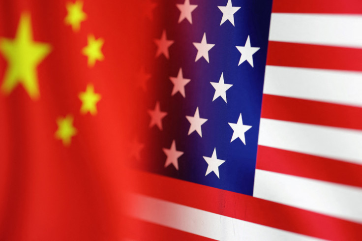 La ilustración muestra banderas estadounidenses y chinas