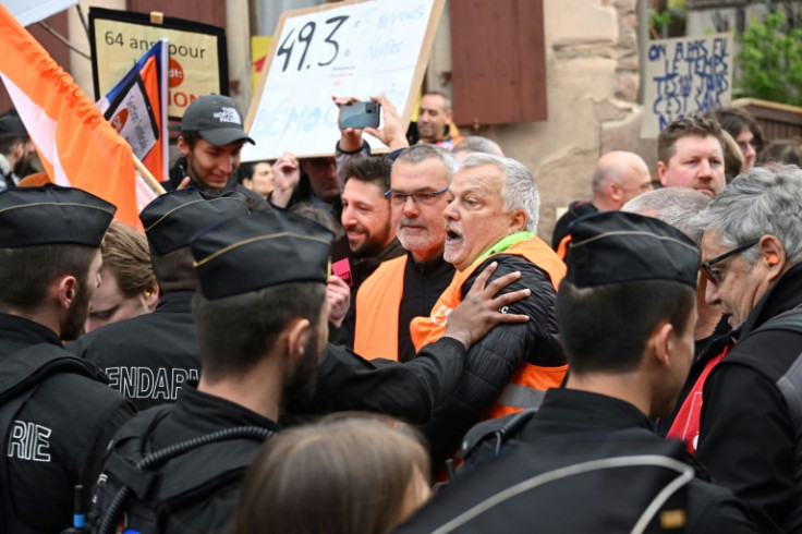 La policía hizo retroceder a los manifestantes en un pueblo del este de Francia antes de la llegada del presidente Emmanuel Macron.