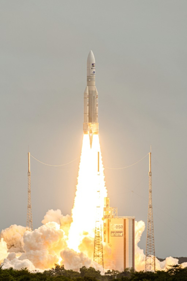 La sonda JUICE de la Agencia Espacial Europea se lanza al espacio el 14 de abril de 2023 a bordo de un cohete Ariane 5 desde el puerto espacial europeo en Kourou, Guayana Francesa, en una misión para explorar las lunas heladas de Júpiter.