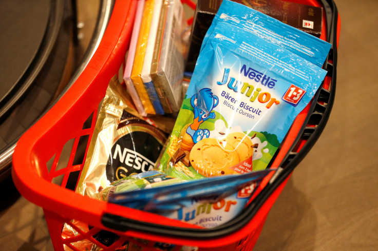 Bolsa de compras con productos Nestlé en el supermercado de la sede de Nestlé en Vevey